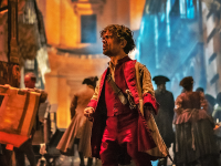 Joe Wright e Peter Dinklage su Cyrano: 'Il body shaming comincia da noi e da come ci percepiamo'