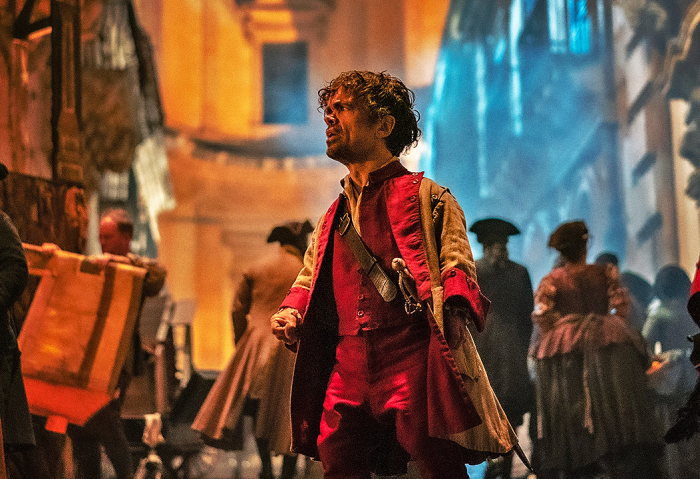 Joe Wright e Peter Dinklage su Cyrano: “Il body shaming comincia da noi e da come ci percepiamo”