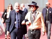 Johnny Depp a Roma 2021: le foto sul red carpet e a Fiumicino