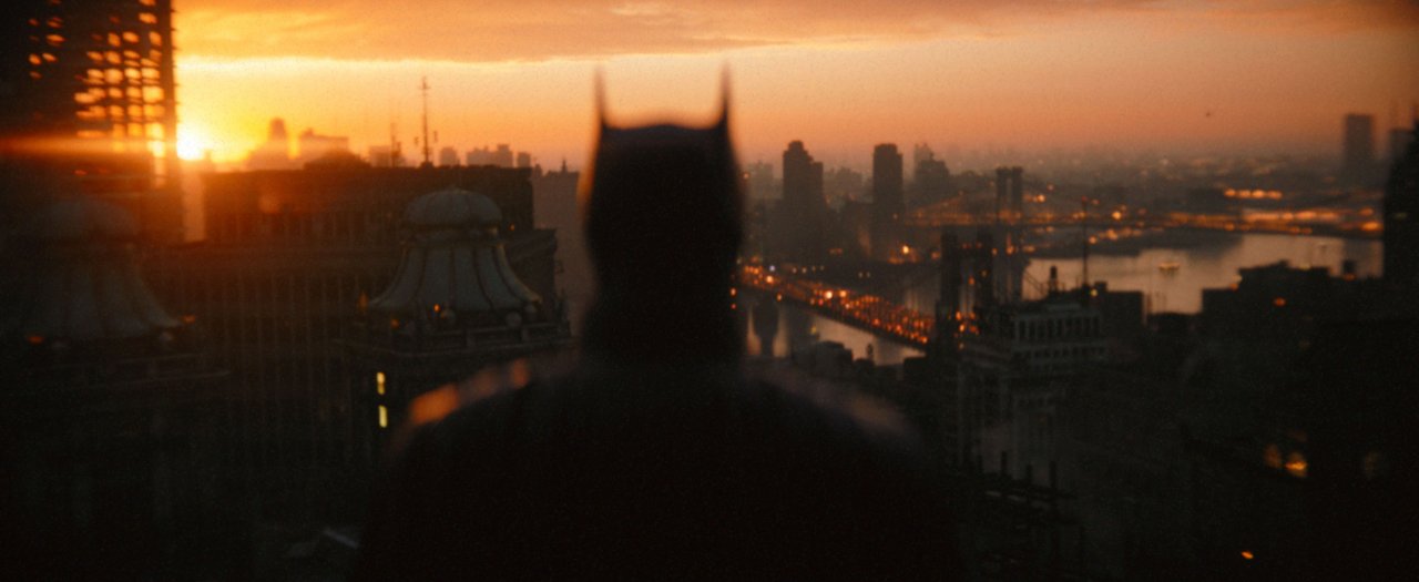 The Batman 2, Robert Pattinson sembra sempre più Bruce Wayne nelle nuove foto dal set