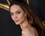 Angelina Jolie con i figli sul red carpet di Eternals: il dettaglio prezioso sulle labbra (FOTO)