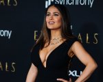 Salma Hayek e sua figlia Valentina sul red carpet di Eternals (FOTO)