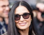 Demi Moore, la foto accanto alla scultura fallica spiazza Instagram
