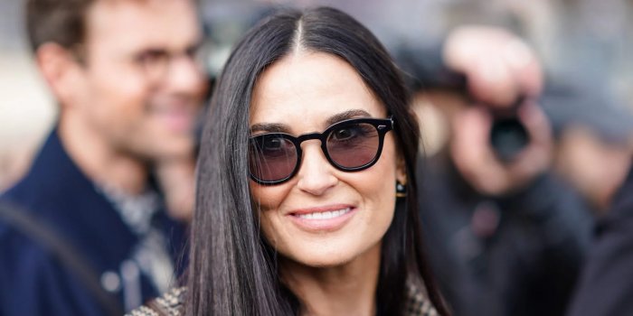 Demi Moore, la foto accanto alla scultura fallica spiazza Instagram