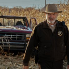 Invasion: Sam Neill in una scena della serie Apple