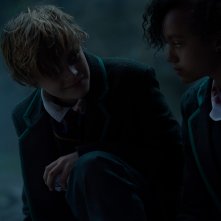 Invasion: Billy Barratt e India Brown in una scena della serie Apple