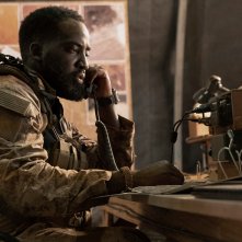 Invasion: Shamier Anderson in una scena della serie Apple
