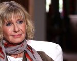 Olivia Newton-John torna a parlare della sua battaglia contro il cancro al seno