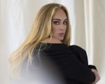 Adele imita Al Pacino e parla di James Bond in un video per Vogue