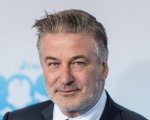 Alec Baldwin spara con una pistola sul set: morta la direttrice della fotografia, ferito il regista