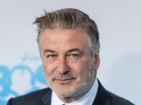 Alec Baldwin spara con una pistola sul set: morta la direttrice della fotografia, ferito il regista