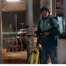 Una notte da Dottore: Frank Matano durante una scena