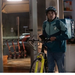 Una notte da Dottore: Frank Matano durante una scena