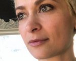 Alec Baldwin, il padre di Halyna Hutchins lo difende, ma accusa i responsabili delle armi sul set