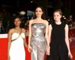 Angelina Jolie sul red carpet di Eternals con le figlie Zahara e Shiloh a Roma 2021 (FOTO)