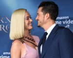Orlando Bloom papà sexy mentre dipinge la stanza della figlia Daisy a torso nudo (VIDEO)