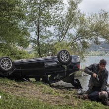 Ai confini del male: Edoardo Pesce in una scena d'azione