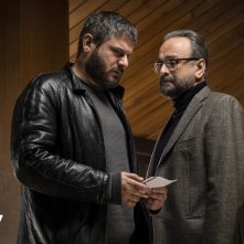 Ai confini del male: Edoardo Pesce e Massimo Popolizio in una scena