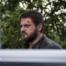 Ai confini del male: Edoardo Pesce in una scena