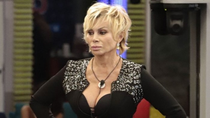 Carmen Russo, la scollatura esplode al Grande Fratello Vip 2021: il video virale