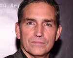 Jim Caviezel cita Braveheart durante il congresso QAnon e il web è perplesso
