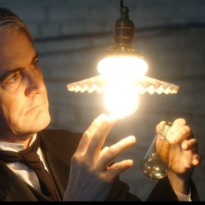 Tesla: Kyle MacLachlan in una scena