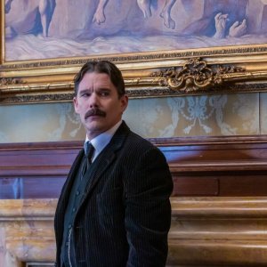 Tesla: Ethan Hawke in una scena