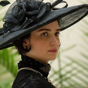 Tesla: Eve Hewson in un primo piano