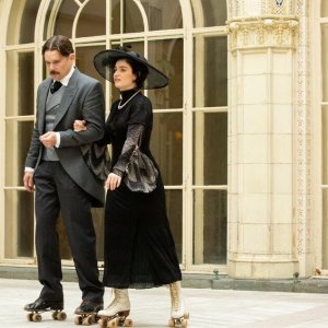 Tesla: Ethan Hawk e Eve Hewson in una scena