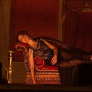 Tesla: Eve Hewson in una scena