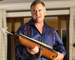 Black Friday: Bruce Campbell e Devon Sawa affrontano un manipolo di clienti zombie nel trailer