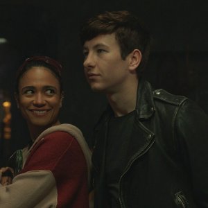 Eternals: Lauren Ridloff, Barry Keoghan in una scena del film