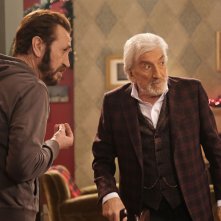 Io sono Babbo Natale: Gigi Proietti e Marco Giallini in una scena della commedia