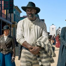 The Harder They Fall: Regina King, Idris Elba e Lakeith Stanfield durante una scena del film