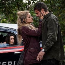 Ai confini del male: Edoardo Pesce e Chiara Bassermann in una scena