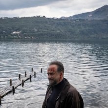 Ai confini del male: Massimo Popolizio in un'immagine