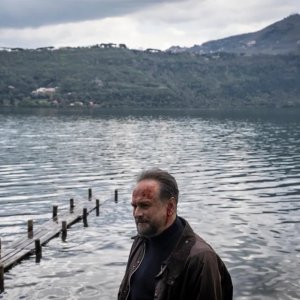 Ai confini del male: Massimo Popolizio in un'immagine