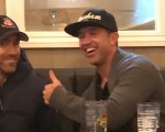 Ryan Reynolds e Rob McElhenney bevono in un pub con i fan della loro squadra di calcio (FOTO)