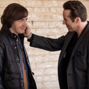 I molti santi del New Jersey: Alessandro Nivola e Michael Gandolfini in una scena del film