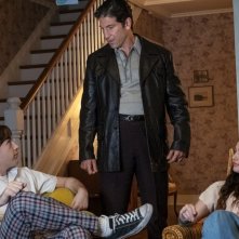 I molti santi del New Jersey: Michael Gandolfini e Jon Bernthal in una scena del film