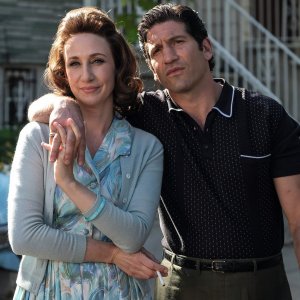 I molti santi del New Jersey: Vera Farmiga e Jon Bernthal in una scena del film