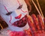 IT: Pennywise si aggira tra i parcheggi di una cittadina inglese, l'incubo di Halloween