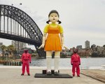 Squid Game: la statua della serie Netflix prende 'vita' in Australia