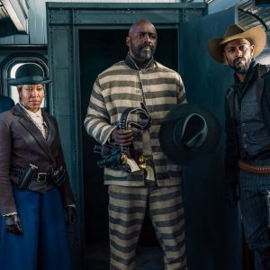 The Harder they Fall: Regina King,  LaKeith Stanfield e Idris Elba in una scena