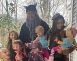 Alec Baldwin posa con tutta la famiglia per le foto di Halloween: è polemica