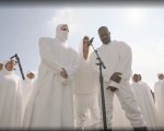 Marilyn Manson, Kanye West e Justin Bieber guidano il circolo di preghiera di Halloween 2021