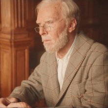 Il visionario mondo di Louis Wain: Benedict Cumberbatch irriconoscibile in make-up da Louis Wain anziano