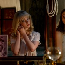 Ultima notte a Soho: Thomasin McKenzie e Anya Taylor-Joy in una scena