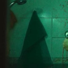 Caccia al killer dall’impermeabile giallo: una foto di scena della docuserie Netflix