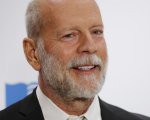 Bruce Willis letteralmente irriconoscibile nel suo costume di Halloween 2021, insieme alle figlie Mabel ed Eve